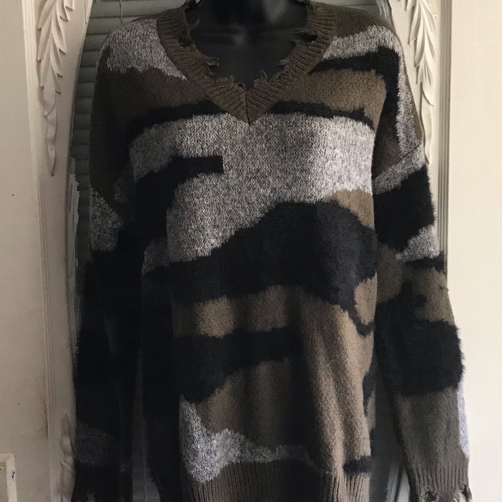 Distressed Frayed Edge Camo Relaxed Pullover Sweater Womens Size Small NWOT